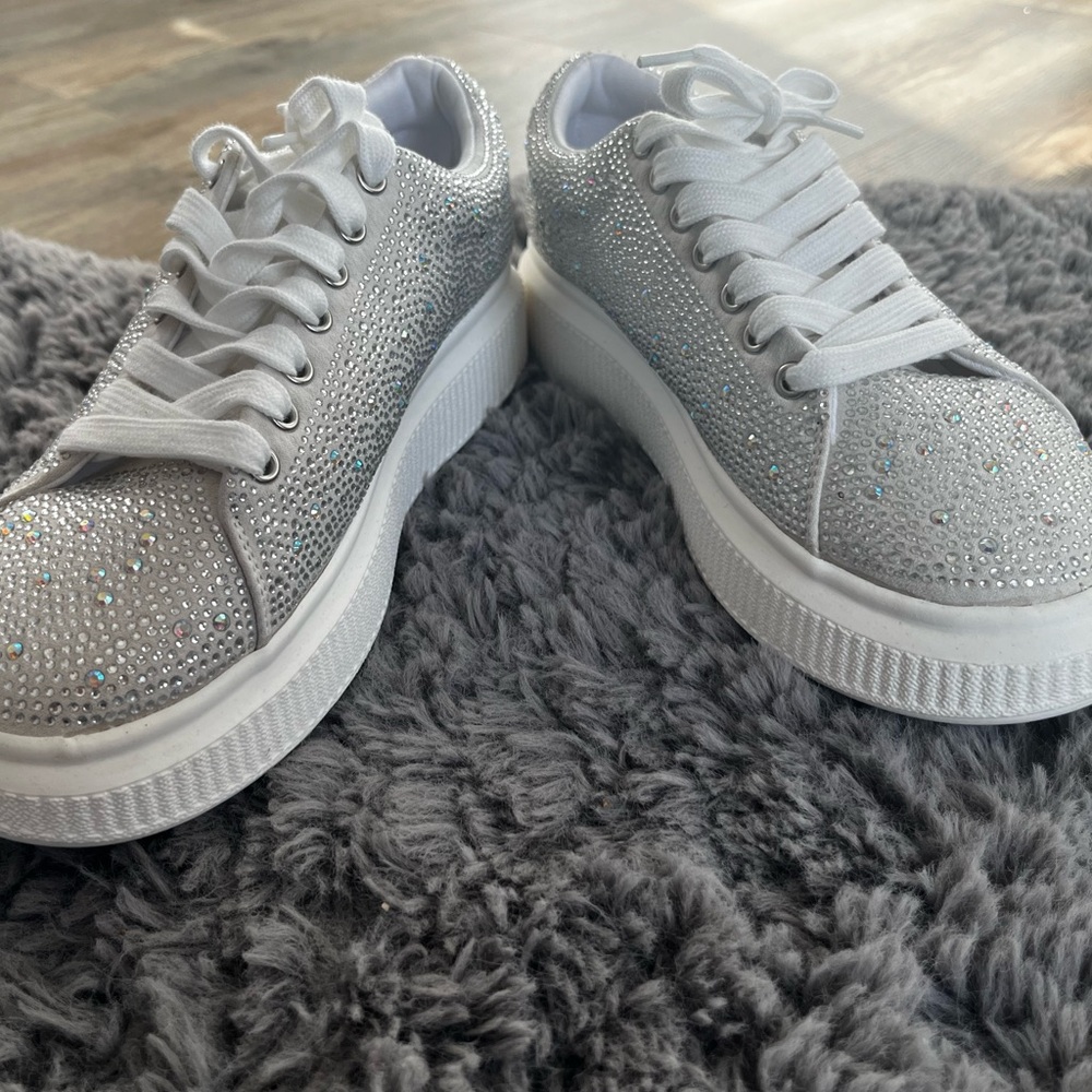 About rhinestone white sneakers size 8 New without box
